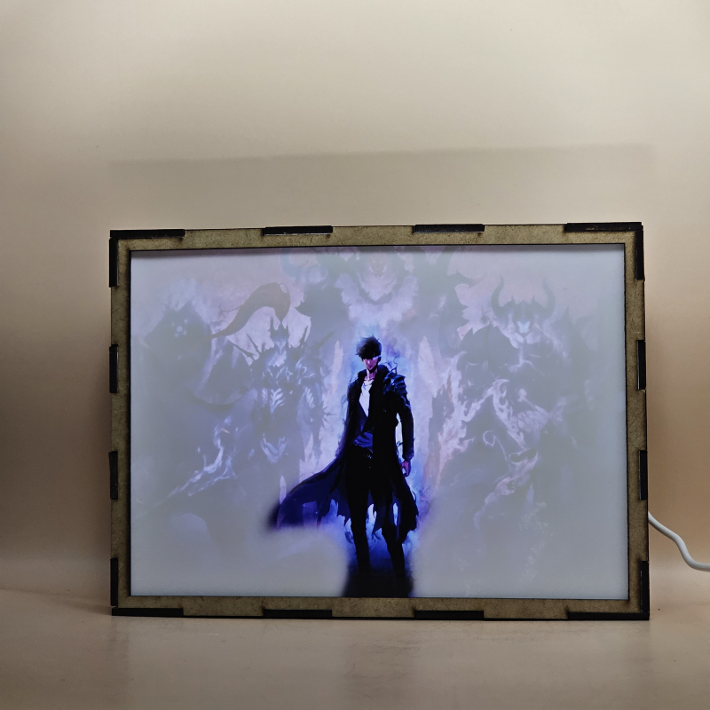 Lámpara ánime/manga  Solo Leveling  con doble imagen del grupo Kim Chul, Tank, Igris, Kargalgan y Sung Jinwoo, vista encendida, con luz ambiente, donde se revela la ilustración completa al encender la luz LED.