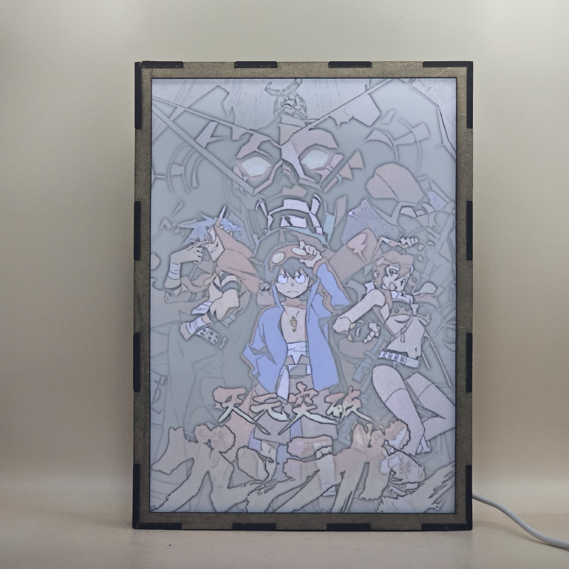 Lámpara ánime/manga  Tengen Toppa Gurren Lagann  con doble imagen del grupo Simon, Gurren Lagann, Kamina, Yoko Littner y Boota, vista encendida, con luz ambiente, donde se revela la ilustración completa al encender la luz LED.