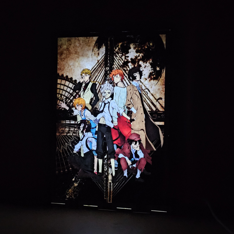 Lámpara ánime/manga  Bungo Stray Dogs  con doble imagen del grupo Atsushi Nakajima, Osamu Dazai, Doppo Kunikida, Kenji Miyazawa, Jun'ichirō Tanizaki, Akiko Yosano y Ranpo Edogawa, vista encendida, donde se revela la ilustración completa al encender la luz LED.