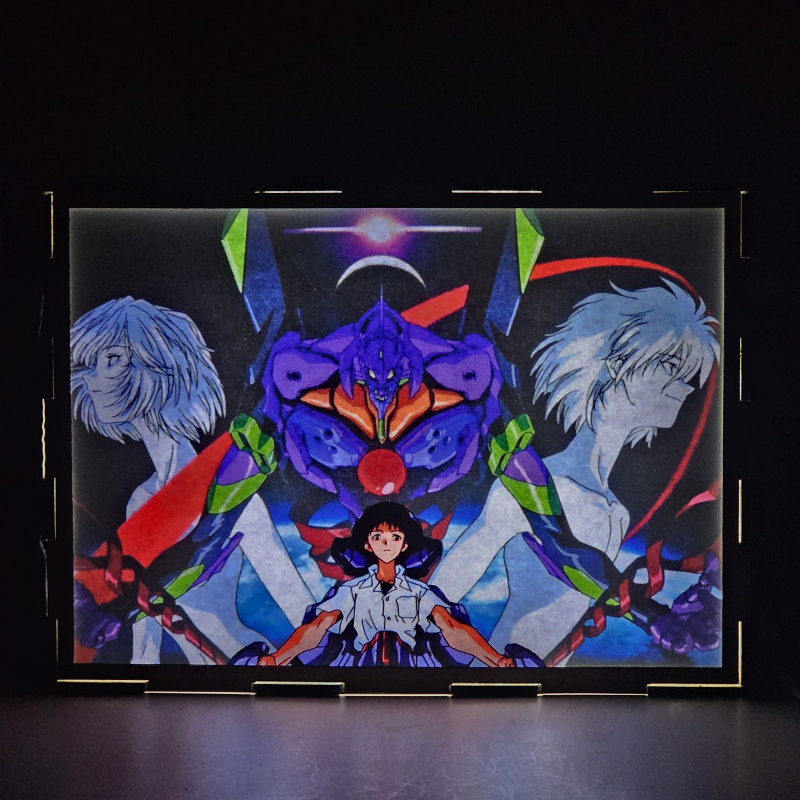 Lámpara ánime/manga  Evangelion  con doble imagen del grupo Rei Ayanami, Shinji Ikari, Kaworu Nagisa y EVA Unit-01, vista encendida, donde se revela la ilustración completa al encender la luz LED.
