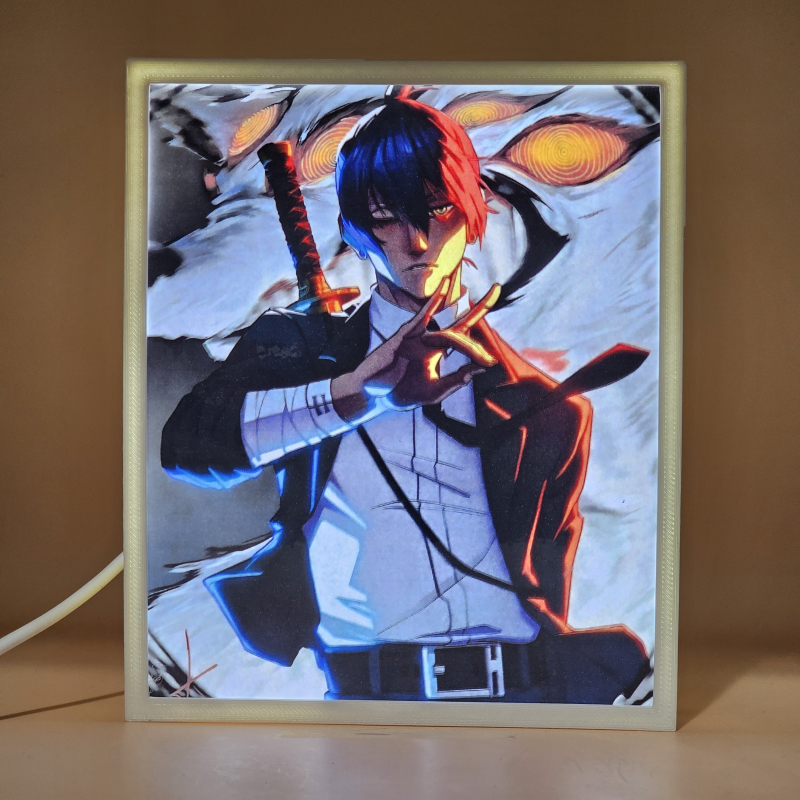 Lámpara ánime/manga  Chainsaw Man  con doble imagen del personaje Aki Hayakawa, vista encendida, donde se revela la ilustración completa al encender la luz LED.