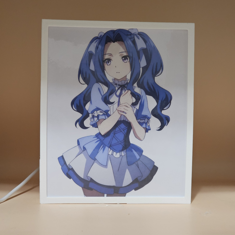 Lámpara ánime/manga  El héroe del escudo  con doble imagen del personaje Melty Q. Melromarc, vista apagada, se esconde la imágen de atras.