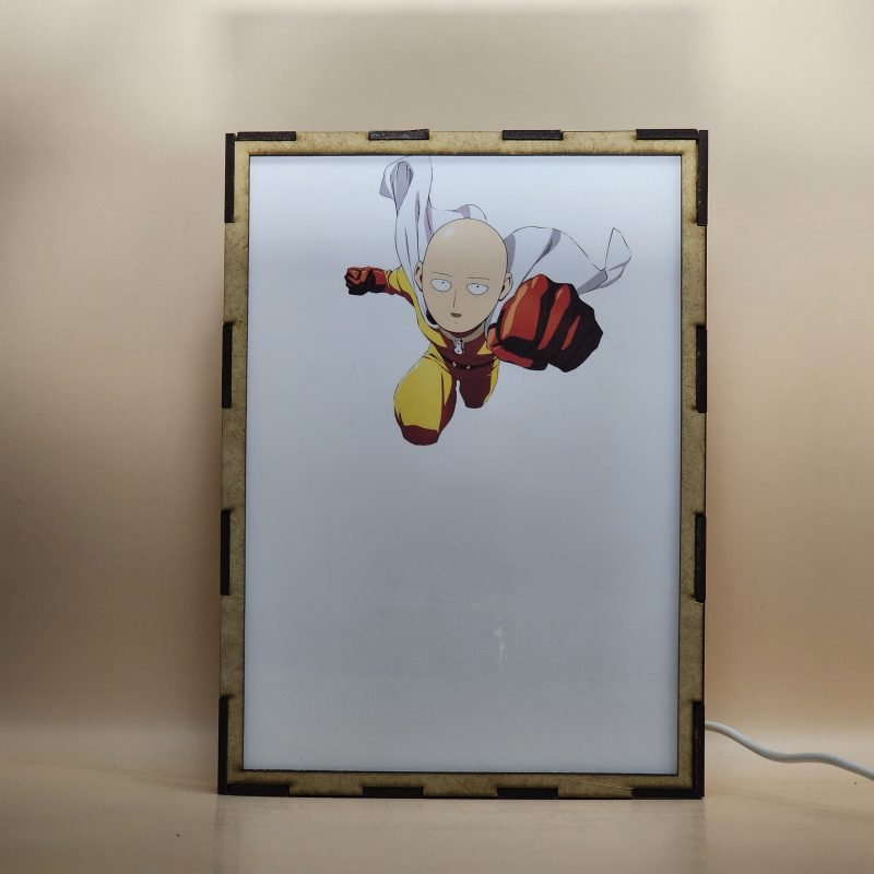 Lámpara ánime/manga  One Punch Man  con doble imagen del grupo Saitama, Genos, Tatsumaki, Bang, Atomic Samurai, Tanktop Master, Fubuki, Mumen Rider, Drive Knight, Zombieman, Doctor Kuseno, Superalloy Darkshine, Watchdog Man, King, Amai Mask, Pig God, Flashy Flash, Speed-o'-Sound Sonic, Child Emperor y Puri-Puri Prisoner, vista apagada, se esconde la imágen de atras.