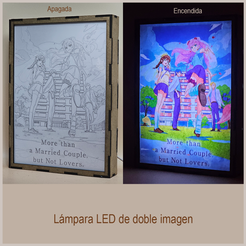 Lámpara ánime/manga  More Than a Married Couple, But Not Lovers  con doble imagen del grupo Akari Watanabe, Jiro Yakuin, Shiori Sakurazaka y Minami Tenjin, vista apagada y encendida, donde se revela la ilustración completa al encender la luz LED.