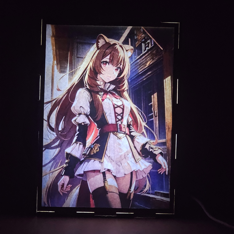 Lámpara ánime/manga  El héroe del escudo  con doble imagen del personaje Raphtalia, vista encendida, donde se revela la ilustración completa al encender la luz LED.