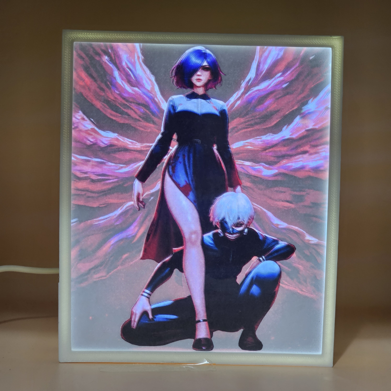 Lámpara ánime/manga  Tokyo Ghoul  con doble imagen de la pareja Ken Kaneki y Touka Kirishima, vista encendida, donde se revela la ilustración completa al encender la luz LED.