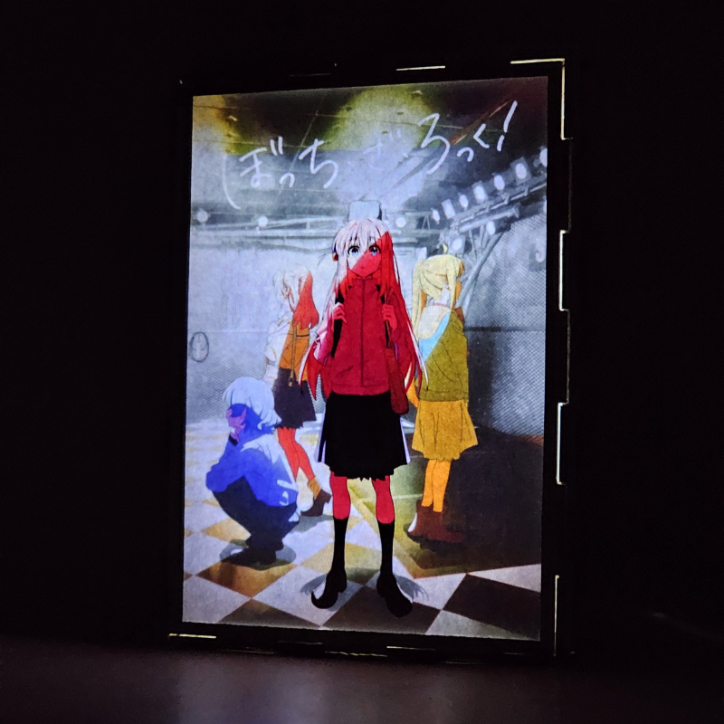 Lámpara ánime/manga  Bocchi the Rock!  con doble imagen del grupo Hitori Gotoh, Nijika Ijichi, Ryo Yamada y Ikuyo Kita, vista encendida, donde se revela la ilustración completa al encender la luz LED.