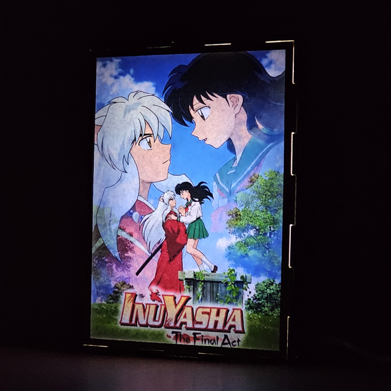 Lámpara ánime/manga  Inuyasha  con doble imagen de la pareja Inuyasha y Kagome Higurashi, vista encendida, donde se revela la ilustración completa al encender la luz LED.