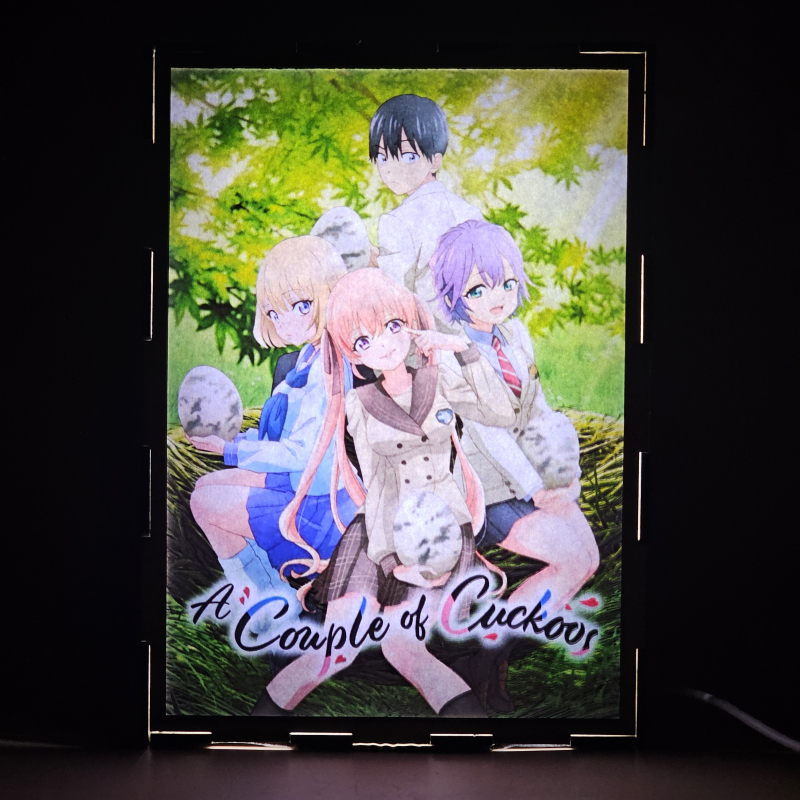 Lámpara ánime/manga  Una pareja de cucos  con doble imagen del grupo Nagi Umino, Erika Amano, Hiro Segawa y Sachi Umino, vista encendida, donde se revela la ilustración completa al encender la luz LED.