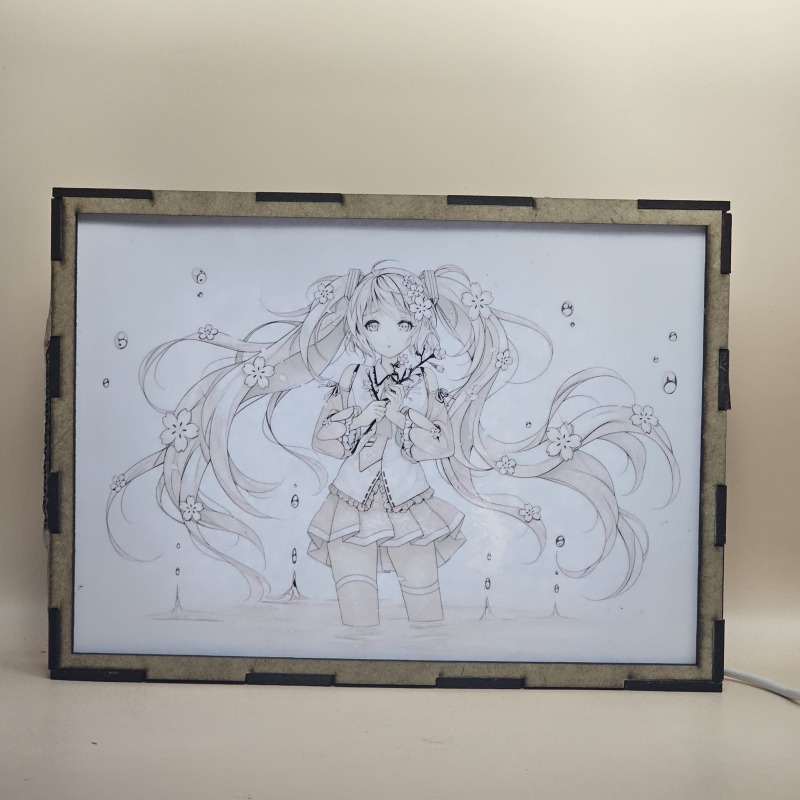 Lámpara ánime  Miku Hatsune  con doble imagen del personaje Miku Hatsune, vista encendida, con luz ambiente, donde se revela la ilustración completa al encender la luz LED.