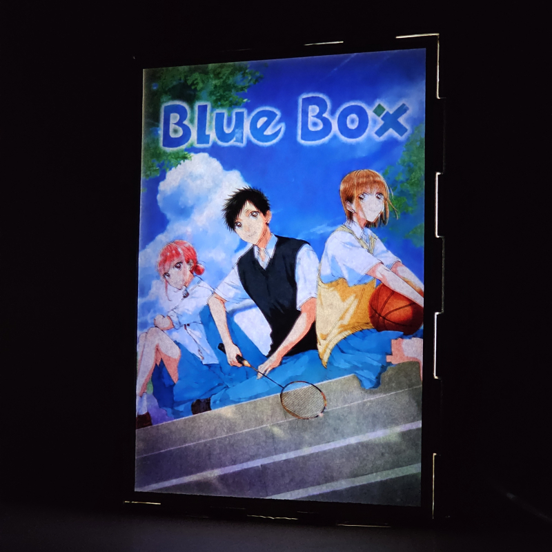 Lámpara ánime/manga  Blue Box  con doble imagen del grupo Taiki Inomata, Chinatsu Kano y Hina Chono, vista encendida, donde se revela la ilustración completa al encender la luz LED.