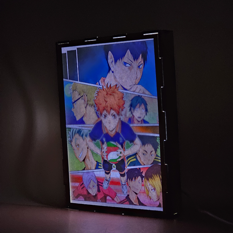 Lámpara ánime/manga  Haikyuu  con doble imagen del grupo Shoyo Hinata, Tobio Kageyama, Kei Tsukishima, Tadashi Yamaguchi, Koutaro Bokuto, Keiji Akaashi, Kenma Kozume, Kuroo Tetsurō y Lev Haiba, vista encendida, donde se revela la ilustración completa al encender la luz LED.