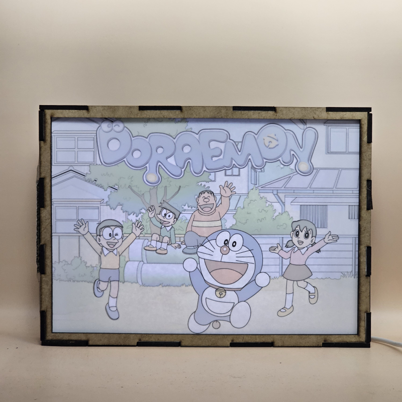 Lámpara ánime/manga  Doraemon, el gato cósmico  con doble imagen del grupo Doraemon, Nobita Nobi, Suneo Honekawa, Gigante y Shizuka Minamoto, vista encendida, con luz ambiente, donde se revela la ilustración completa al encender la luz LED.