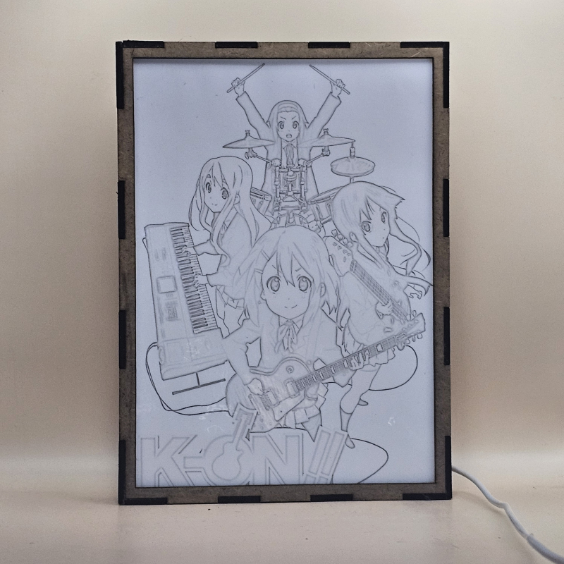 Lámpara ánime/manga  K-ON!  con doble imagen del grupo Yui Hirasawa, Mio Akiyama, Ritsu Tainaka y Tsumugi Kotobuki, vista apagada, se esconde la imágen de atras.