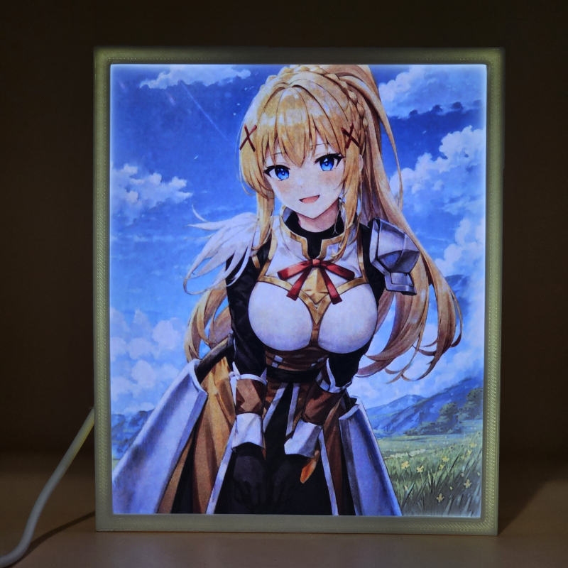 Lámpara ánime/manga  KonoSuba  con doble imagen del personaje Darkness, vista encendida, donde se revela la ilustración completa al encender la luz LED.