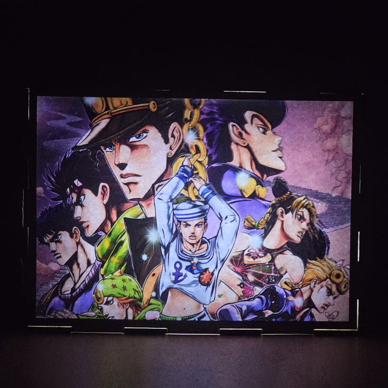 Lámpara ánime/manga  JoJo's Bizarre Adventure  con doble imagen del grupo Joseph Joestar, Jonathan Joestar, Jotaro Kujo, Josuke Higashikata, Giorno Giovanna, Jolyne Cujoh, Johnny Joestar y Josuke Higashikata, vista encendida, donde se revela la ilustración completa al encender la luz LED.