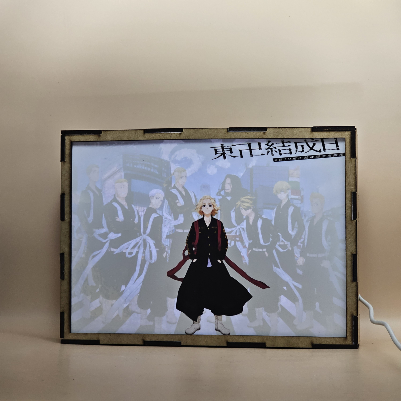 Lámpara ánime/manga  Tokyo Revengers  con doble imagen del grupo Takemichi Hanagaki, Draken, Mikey, Chifuyu Matsuno, Kazutora Hanemiya, Keisuke Baji, Takashi Mitsuya, Peh-yan y Pah-chin, vista encendida, con luz ambiente, donde se revela la ilustración completa al encender la luz LED.