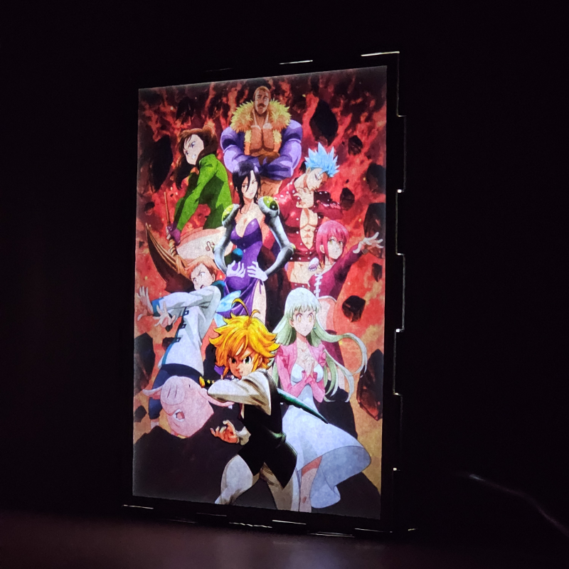 Lámpara ánime/manga  Los Siete Pecados Capitales  con doble imagen del grupo Ban, Diane, Elizabeth Liones, Meliodas, Escanor, Merlín, Gowther, King y Hawk, vista encendida, donde se revela la ilustración completa al encender la luz LED.