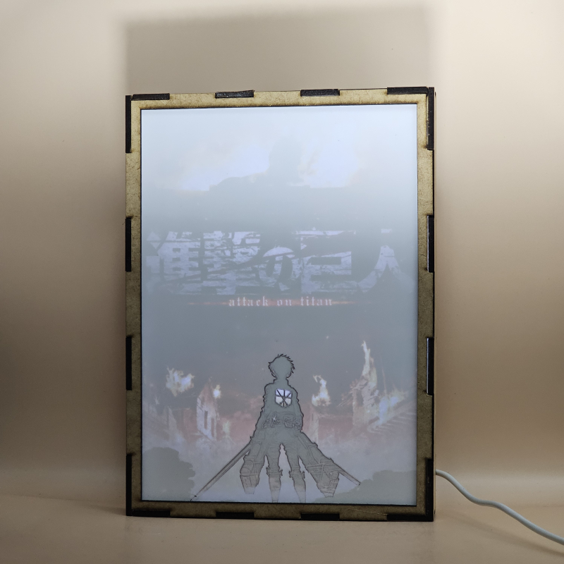 Lámpara ánime/manga  Shingeki no Kyojin  con doble imagen del grupo Eren Yeager y Bertolt Hoover, vista encendida, con luz ambiente, donde se revela la ilustración completa al encender la luz LED.