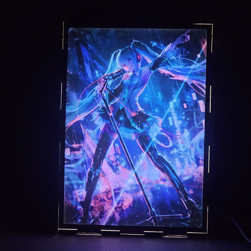 Lámpara ánime  Miku Hatsune  con doble imagen del personaje Miku Hatsune, vista encendida, donde se revela la ilustración completa al encender la luz LED.