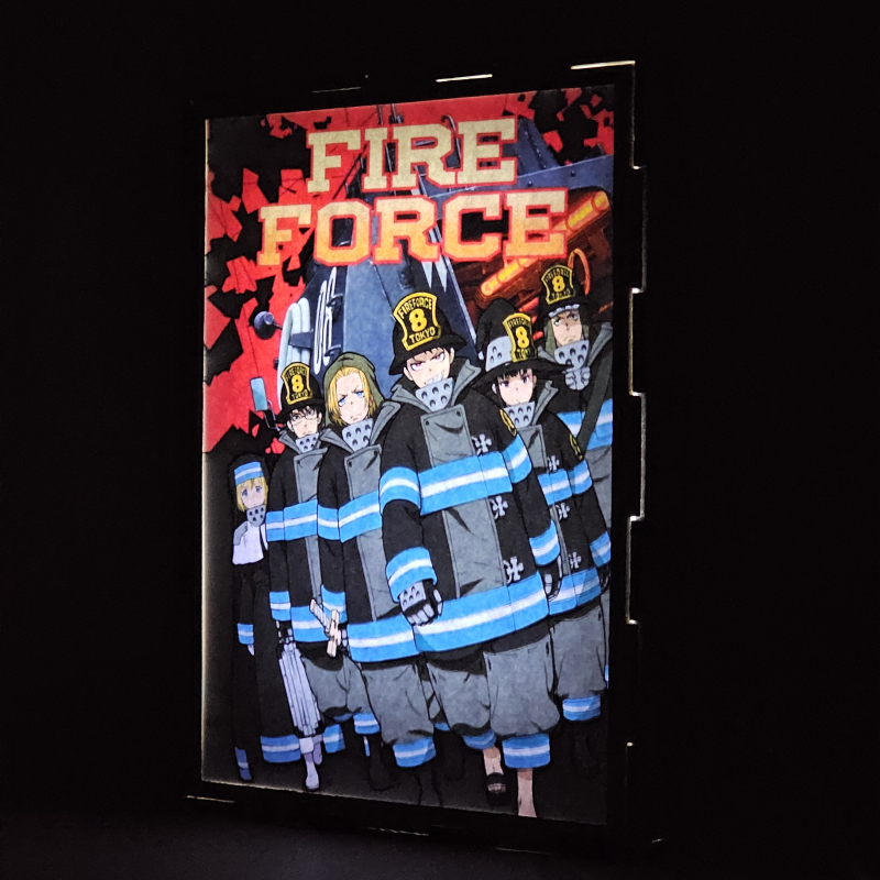 Lámpara ánime/manga  Fire Force  con doble imagen del grupo Shinra Kusakabe, Arthur Boyle, Iris, Akitaru Obi, Takehisa Hinawa y Maki Oze, vista encendida, donde se revela la ilustración completa al encender la luz LED.