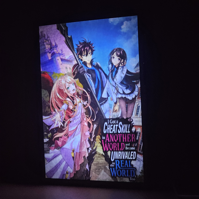 Lámpara ánime/manga  Romaji  con doble imagen del grupo Yuya Tenjo, Lexia von Arcelia y Kaori Hojo, vista encendida, donde se revela la ilustración completa al encender la luz LED.