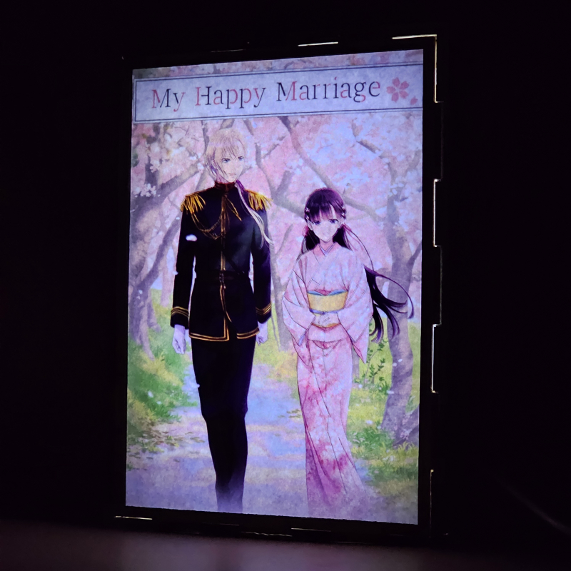 Lámpara ánime/manga  My Happy Marriage  con doble imagen de la pareja Miyo Saimori y Kiyoka Kudou, vista encendida, donde se revela la ilustración completa al encender la luz LED.