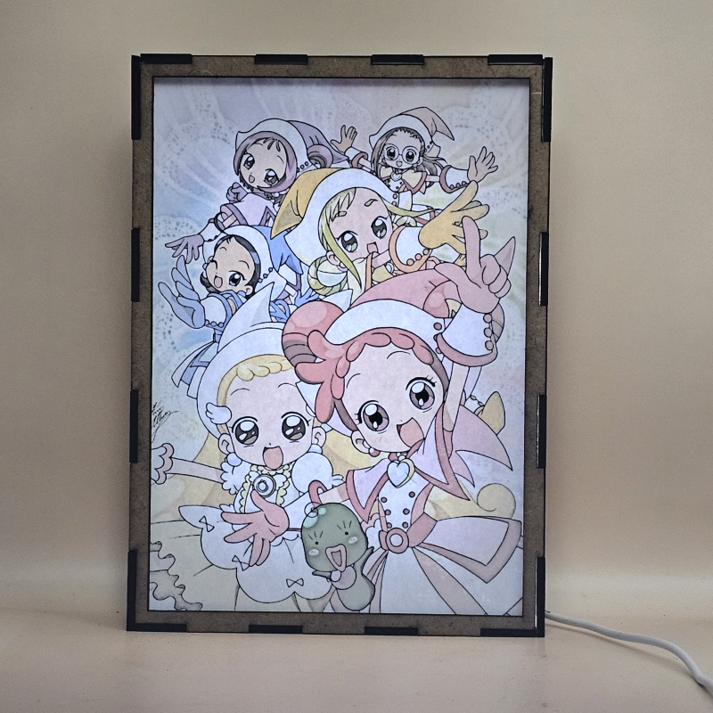 Lámpara ánime/manga  Magical Doremi  con doble imagen del grupo Doremi Harukaze, Momoko Asuka, Hana Makihatayama, Aiko Senoo, Onpu Segawa, Hazuki Fujiwara y Lala, vista encendida, con luz ambiente, donde se revela la ilustración completa al encender la luz LED.