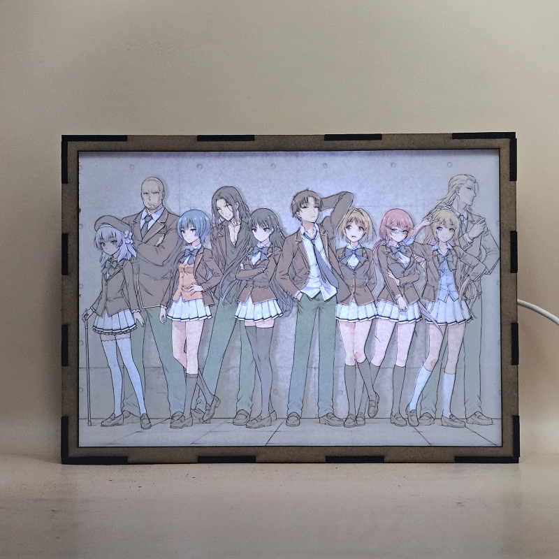 Lámpara ánime/manga  Classroom of the Elite  con doble imagen del grupo Kiyotaka Ayanokōji, Arisu Sakayanagi, Kohei Katsuragi, Mio Ibuki, Kakeru Ryūen, Suzune Horikita, Kikyo Kushida, Airi Sakura, Honami Ichinose y Rōen Kōenji, vista encendida, con luz ambiente, donde se revela la ilustración completa al encender la luz LED.