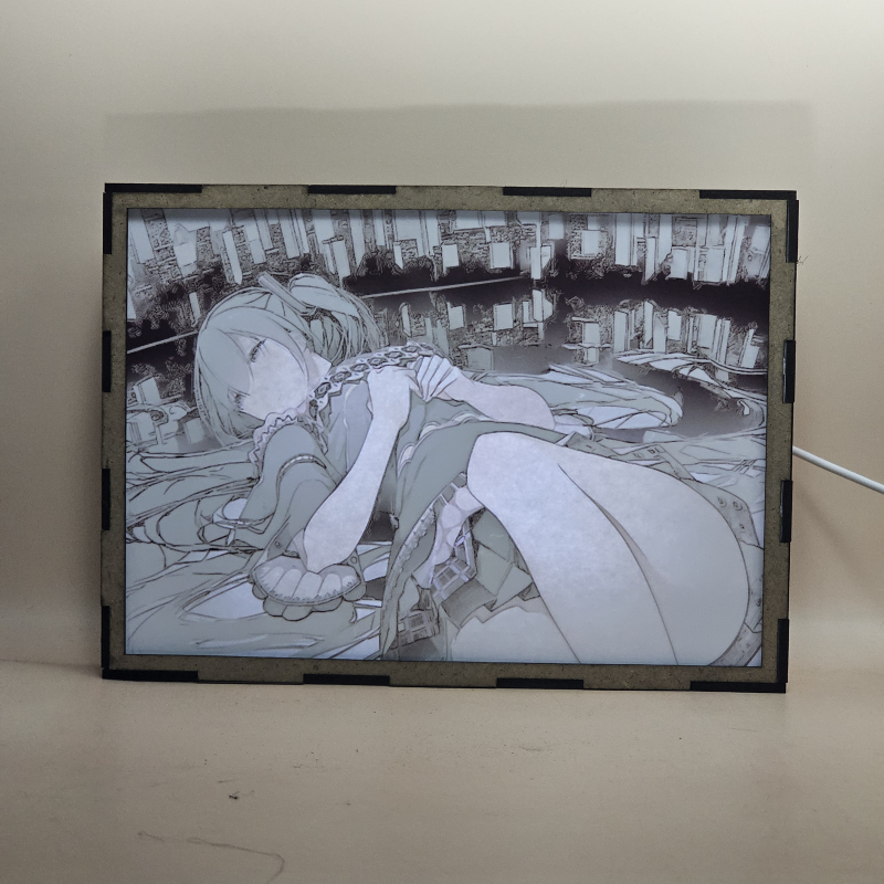 Lámpara ánime  Miku Hatsune  con doble imagen del personaje Miku Hatsune, vista encendida, con luz ambiente, donde se revela la ilustración completa al encender la luz LED.