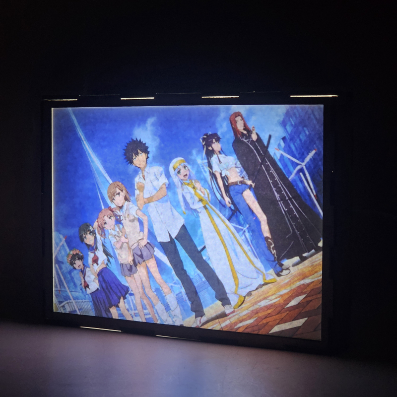 Lámpara ánime/manga  Toaru Majutsu no Index  con doble imagen del grupo Uiharu Kazari, Stiyl Magnus, Kanzaki Kaori, Index, Kamijou Touma, Misaka Mikoto, Shirai Kuroko y Saten Ruiko, vista encendida, donde se revela la ilustración completa al encender la luz LED.