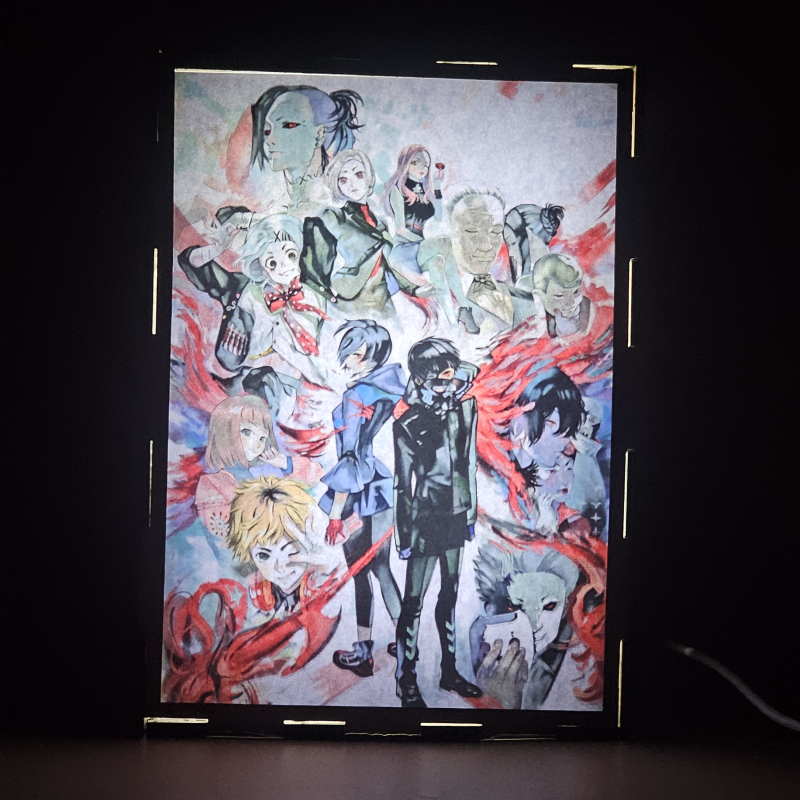 Lámpara ánime/manga  Tokyo Ghoul  con doble imagen del grupo Ken Kaneki, Touka Kirishima, Hide, Juuzou Suzuya, Uta, Rize Kamishiro y Hinami Fueguchi, vista encendida, donde se revela la ilustración completa al encender la luz LED.