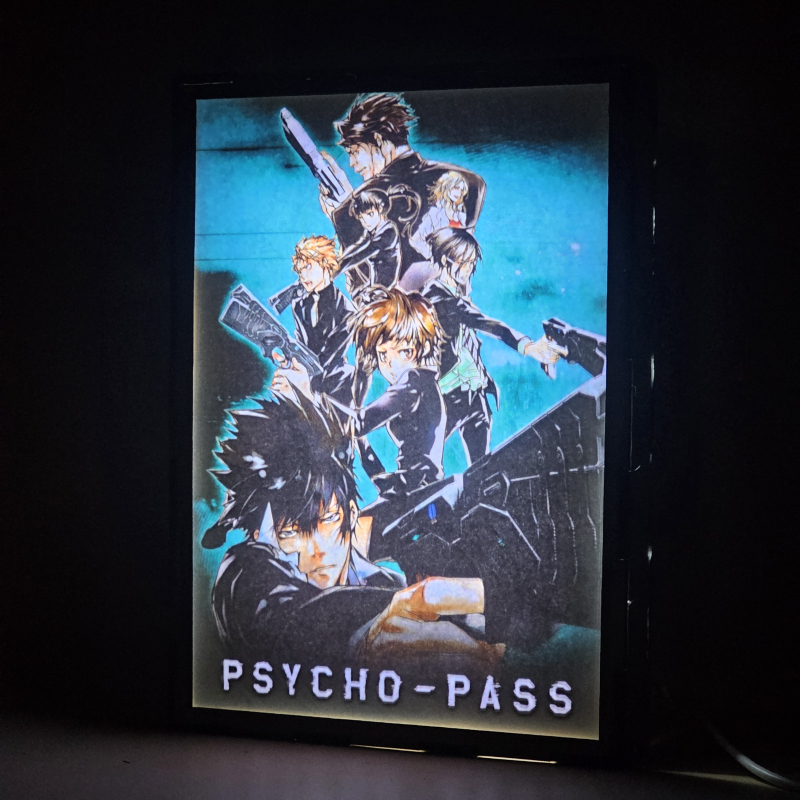 Lámpara ánime/manga  Psycho-Pass  con doble imagen del grupo Shinya Kogami, Akane Tsunemori, Nobuchika Ginoza, Shūsei Kagari, Tomomi Masaoka, Shion Karanomori y Yayoi Kunizuka, vista encendida, donde se revela la ilustración completa al encender la luz LED.