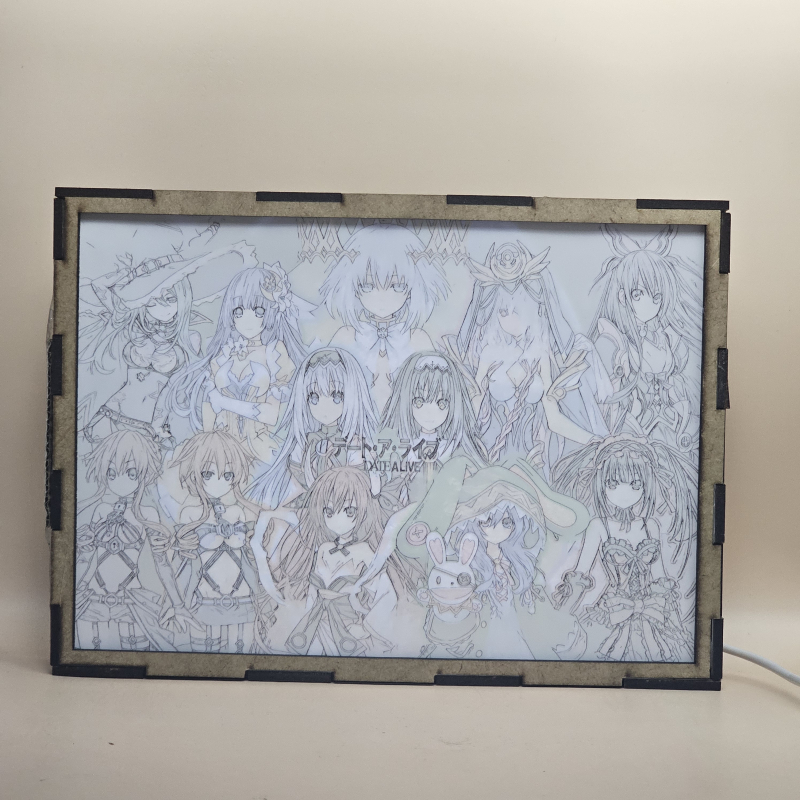 Lámpara ánime/manga  Date A Live  con doble imagen del grupo Tohka Yatogami, Kotori Itsuka, Yoshino Himekawa, Kaguya Yamai, Yuzuru Yamai, Miku Izayoi, Origami Tobiichi, Kurumi Tokisaki, Natsumi Kyouno, Maria Arusu y Marina Arusu, vista encendida, con luz ambiente, donde se revela la ilustración completa al encender la luz LED.