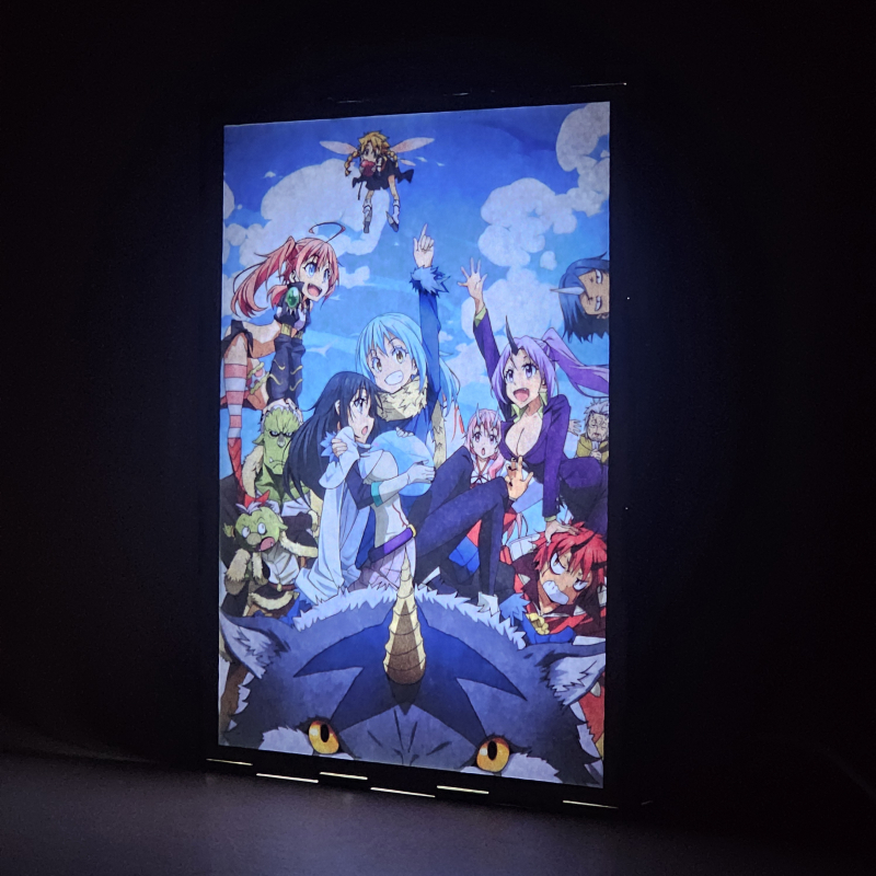 Lámpara ánime/manga  TenSura  con doble imagen del grupo Rimuru Tempest, Shion, Souei, Shuna, Hakurou, Gabiru, Shizue Izawa, Milim Nava, Ranga y Benimaru, vista encendida, donde se revela la ilustración completa al encender la luz LED.