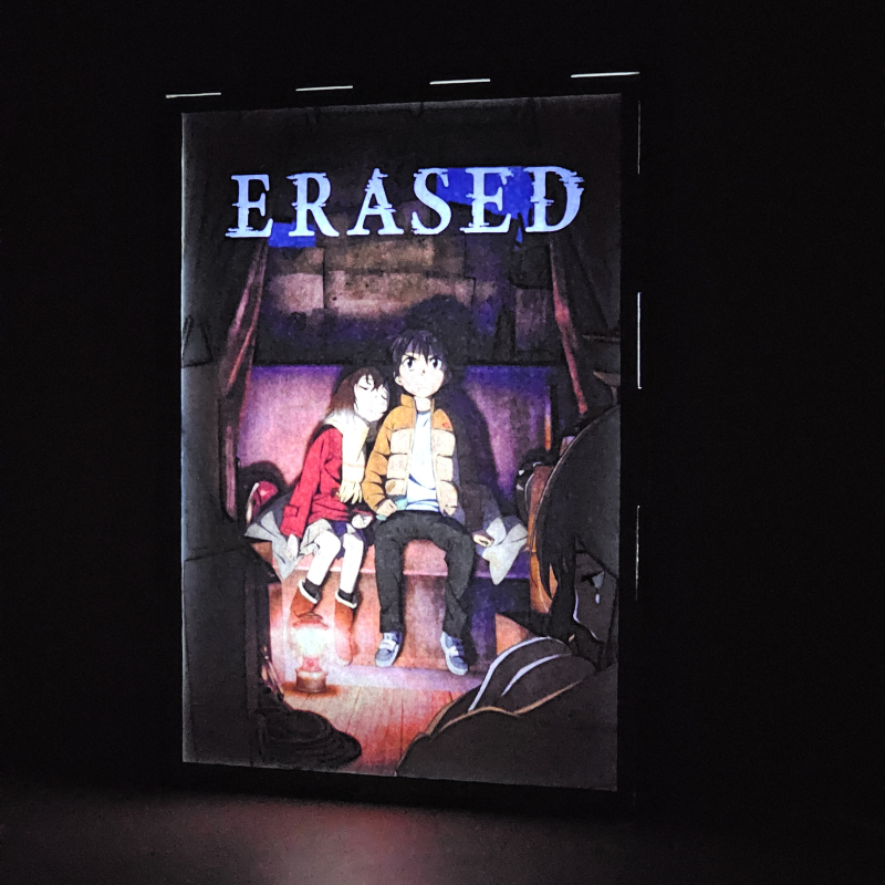 Lámpara ánime/manga  Erased  con doble imagen de la pareja Satoru Fujinuma y Kayo Hinazuki, vista encendida, donde se revela la ilustración completa al encender la luz LED.