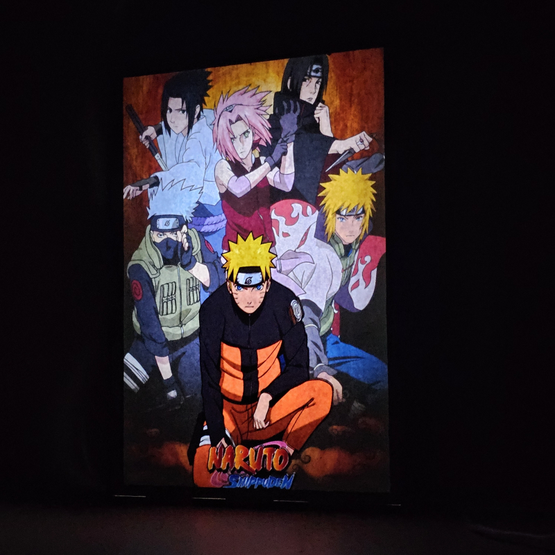 Lámpara ánime/manga  Naruto  con doble imagen del grupo Naruto Uzumaki, Sakura Haruno, Sasuke Uchiha, Itachi Uchiha, Minato Namikaze y Kakashi Hatake, vista encendida, donde se revela la ilustración completa al encender la luz LED.