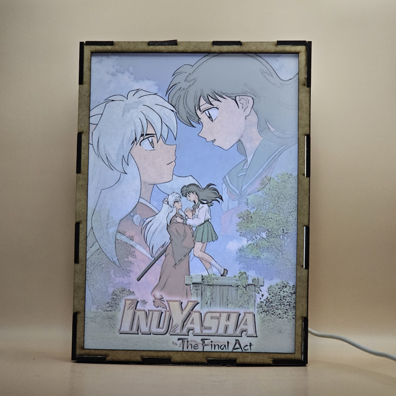 Lámpara ánime/manga  Inuyasha  con doble imagen de la pareja Inuyasha y Kagome Higurashi, vista encendida, con luz ambiente, donde se revela la ilustración completa al encender la luz LED.
