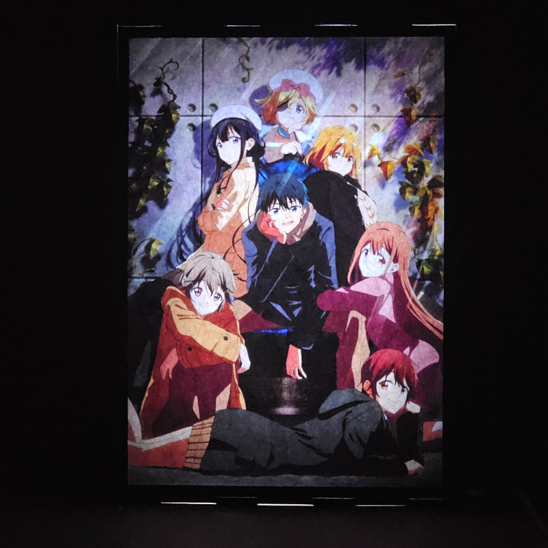 Lámpara ánime/manga  Masamune-kun no Revenge  con doble imagen del grupo Aki Adagaki, Muriel Besson, Neko Fujinomiya, Masamune Makabe, Yoshino Koiwai, Tae Futaba y Kojuro Shuri, vista encendida, donde se revela la ilustración completa al encender la luz LED.