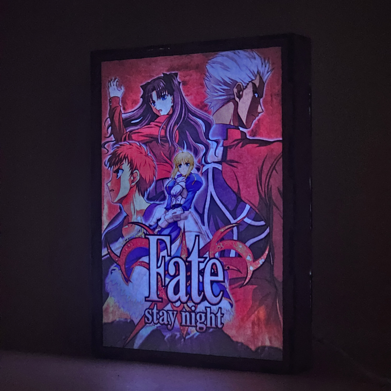 Lámpara ánime/manga  Fate/stay night  con doble imagen del grupo Shirou Emiya, Saber, Rin Tohsaka y EMIYA, vista encendida, donde se revela la ilustración completa al encender la luz LED.