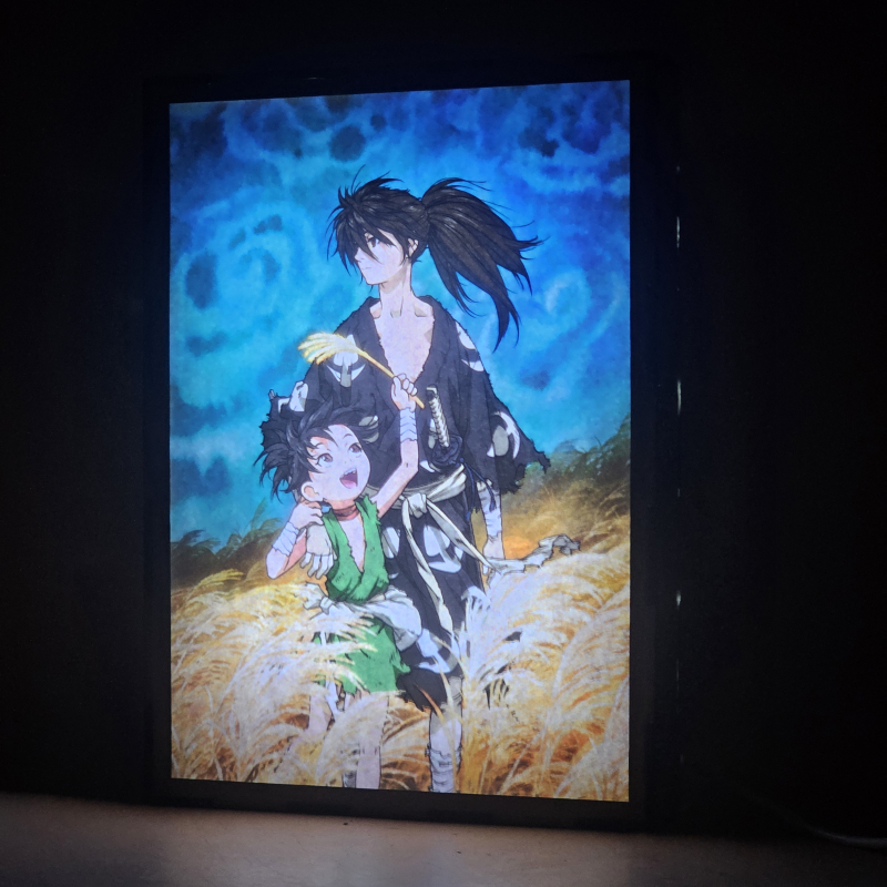 Lámpara ánime/manga  Dororo  con doble imagen de la pareja Dororo y Hyakkimaru, vista encendida, donde se revela la ilustración completa al encender la luz LED.