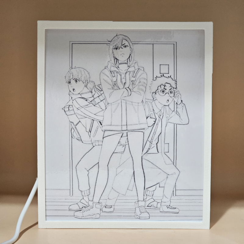 Lámpara ánime/manga  DAN DA DAN  con doble imagen del grupo Okarun, Momo Ayase y Jiji, vista apagada, se esconde la imágen de atras.