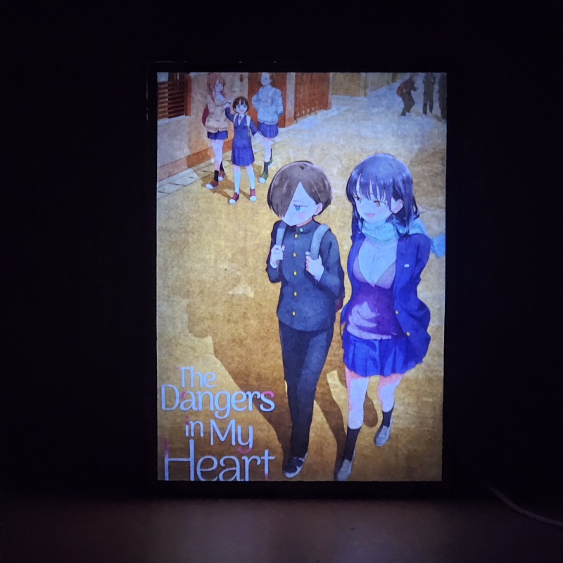 Lámpara ánime/manga  The Dangers in My Heart  con doble imagen del grupo Kyotaro Ichikawa, Anna Yamada, Chihiro Kobayashi, Moeko Sekine y Serina Yoshida, vista encendida, donde se revela la ilustración completa al encender la luz LED.