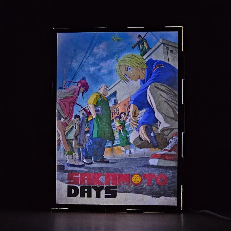 Lámpara ánime/manga  Sakamoto Days  con doble imagen del grupo Taro Sakamoto, Shin Asakura, Lu Shaotang, Yoichi Nagumo, Aoi Sakamoto, Hana Sakamoto y Heisuke Mashimo, vista encendida, donde se revela la ilustración completa al encender la luz LED.