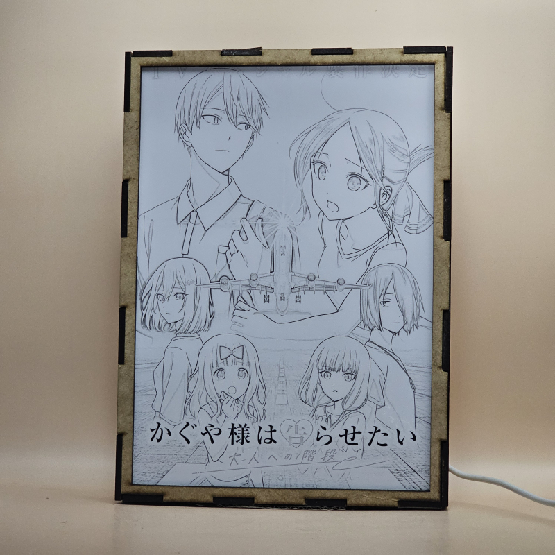 Lámpara ánime/manga  Kaguya-sama: Love Is War  con doble imagen del grupo Kaguya Shinomiya, Miyuki Shirogane, Yu Ishigami, Chika Fujiwara, Miko Iino y Ai Hayasaka, vista apagada, se esconde la imágen de atras.