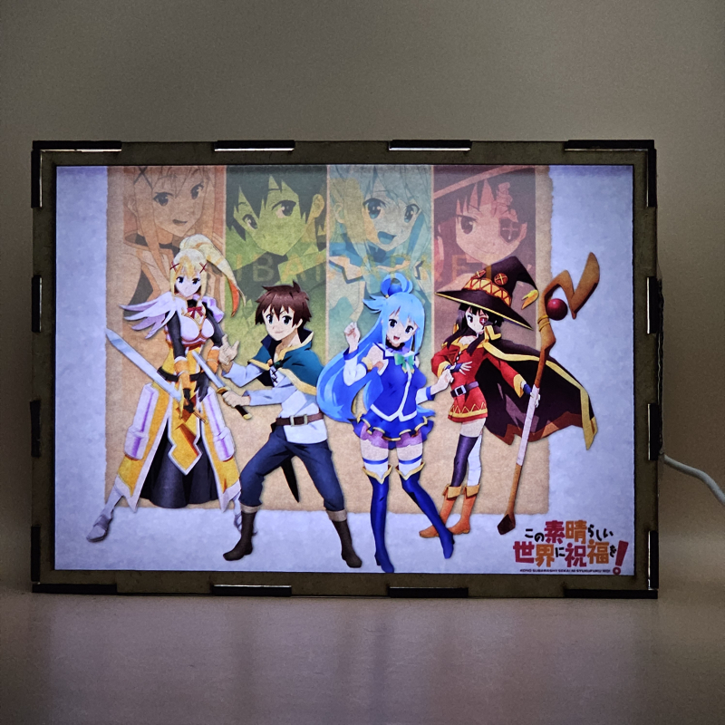 Lámpara ánime/manga  KonoSuba  con doble imagen del grupo Megumin, Kazuma Satō, Darkness y Aqua, vista encendida, con luz ambiente, donde se revela la ilustración completa al encender la luz LED.