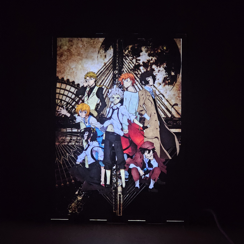 Lámpara ánime/manga  Bungo Stray Dogs  con doble imagen del grupo Atsushi Nakajima, Osamu Dazai, Doppo Kunikida, Kenji Miyazawa, Jun'ichirō Tanizaki, Akiko Yosano y Ranpo Edogawa, vista encendida, donde se revela la ilustración completa al encender la luz LED.