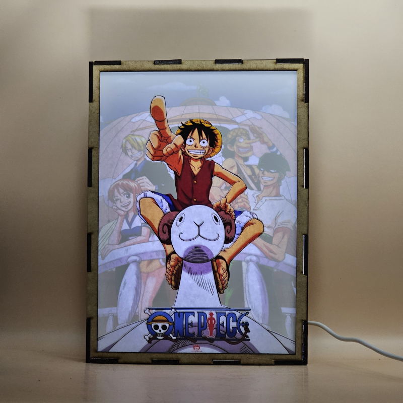 Lámpara ánime/manga  One Piece  con doble imagen del grupo Monkey D. Luffy, Roronoa Zoro, Nami, Usopp y Vinsmoke Sanji, vista encendida, con luz ambiente, donde se revela la ilustración completa al encender la luz LED.