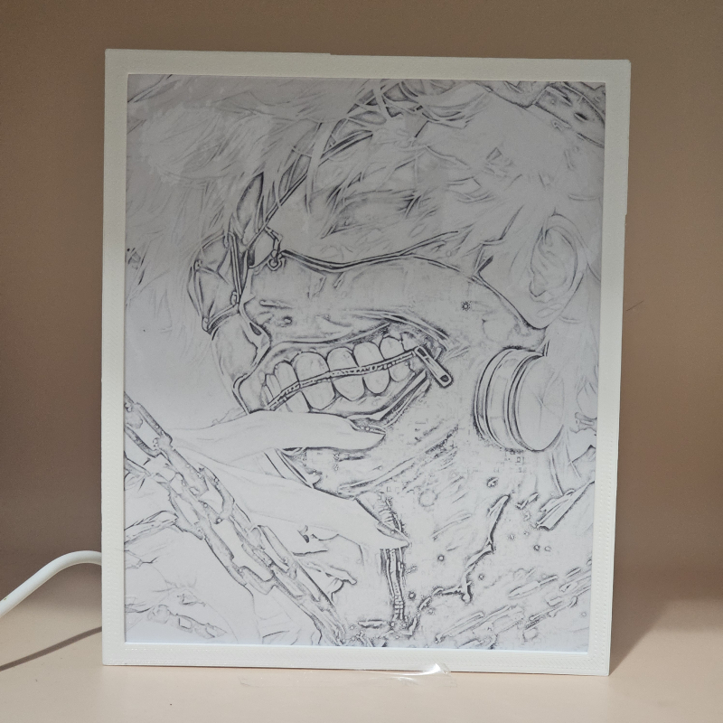 Lámpara ánime/manga  Tokyo Ghoul  con doble imagen del personaje Ken Kaneki, vista apagada, se esconde la imágen de atras.