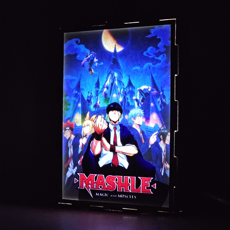 Lámpara ánime/manga  Mashle  con doble imagen del grupo Mash Burnedead, Lemon Irvine, Dot Barrett, Lance Crown y Finn Ames, vista encendida, donde se revela la ilustración completa al encender la luz LED.